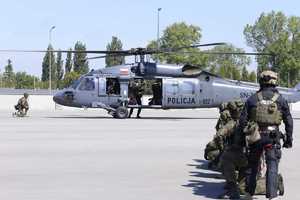 Szkolenie wysokościowe z wykorzystaniem policyjnego Black Hawka