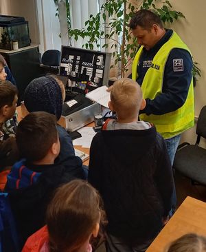 Dzieci z technikiem kryminalistyki I