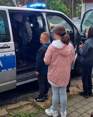 Dzieci w policyjnym radiowozie