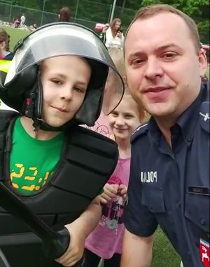 policjant i chłopiec w mundurze