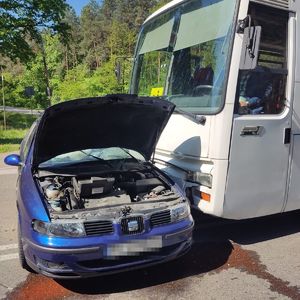 niebieski pojazd po zderzeniu z autobusem