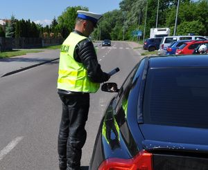 Policjant w trakcie prowadzonej kontroli drogowej