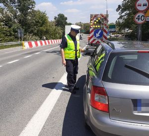 policjant kontroluje pojazd na drodze