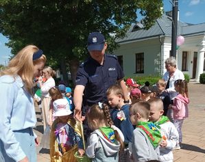 policjant i dzieci na happeningu w Łęcznej