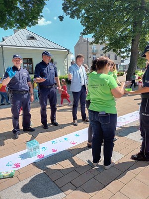 policjanci podczas happeningu w Łęcznej malują chodniki