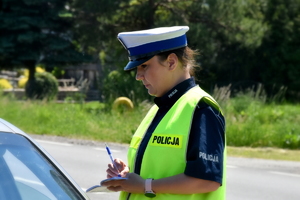 Zdjęcie policjantki podczas legitymowania