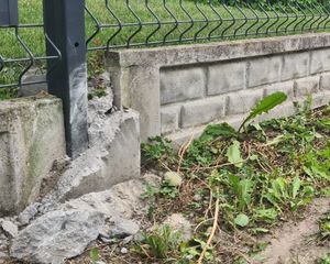 zniszczone ogrodzenie posesji