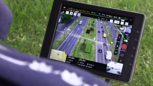 Zdjęcie przedstawia ekran monitora panelu sterującego dronem. Na wyświetlaczu widzimy przejście dla pieszych na  jednej ulic w Lublinie.