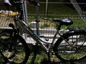 odzyskany rower oparty o ogrodzenie