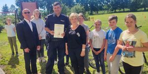 na zdjeciu dzielnicowy z nauczycielką i rodzicami