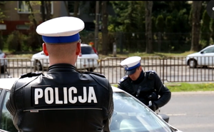 policjanci z drogówki kontrolują pojazd