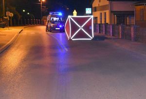 miejsce wypadku, w tle widać czerwony parawan i radiowóz