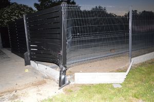 uszkodzone ogrodzenie kopina