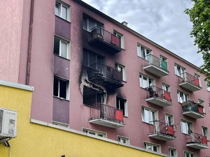 blok z nadpalonymi mieszkaniami wskutek pożaru