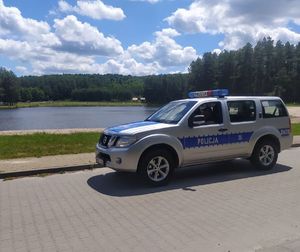 radiowóz w tle jezioro