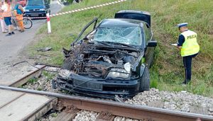 samochód rozbity po zderzeniu z pociągiem