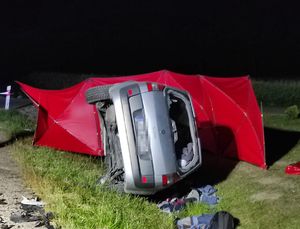 samochód renault na poboczu drogi po wypadku