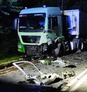 rozbity przód samochodu ciężarowego
