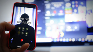 Telefon na którym jest niewidoczna postać i nazwa Diego Ricardo.