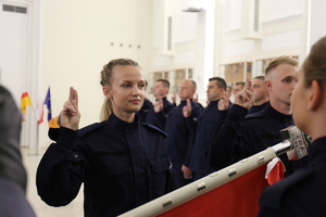 Policjantka ślubuje rotę na sztandar Komendy Wojewódzkiej Policji w Lublinie.