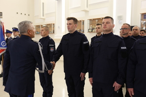 Komendant Wojewódzki Policji w Lublinie nadinsp. Artur Bielecki gratuluje funkcjonariuszom wstąpienia do służby.