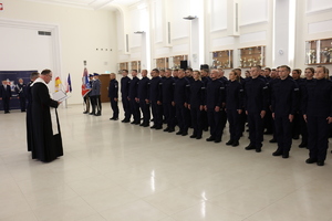 Duchowni Policji Lubelskiej błogosławią młodych funkcjonariuszy.
