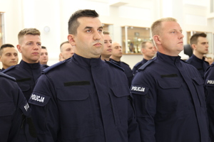Zdjęcie przedstawia młodych funkcjonariuszy ubranych w granatowy mundur ćwiczebny.
