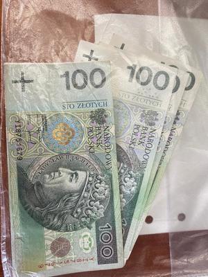 Zabezpieczone banknoty o nominale 100 złotych w torebce foliowej