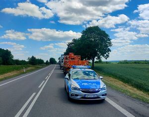 radiowóz, w tle widać kolejkę samochodów