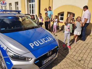 policyjny radiowóz i dzieci podczas festynu