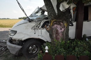 uszkodzony samochód dostawczy marki Ford, który  uderzył w drzewo