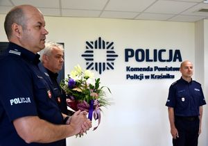 Zdjęcie przedstawia komendantów w Kraśniku w pomieszczeniu oraz naczelnika w tle napis Policja