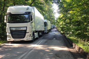 ciężarówki w kolejce