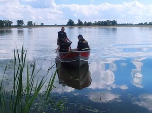 Policjanci i strażacy razem na łodzi patrolują akwen wodny w Kobylanach.