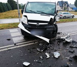 zdjęcie przedstawia opla vivaro, który po wypadku stoi w poprzek jezdni uszkodzony