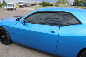 niebieski sportowy samochód z przyciemnionymi szybami