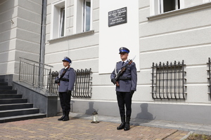 policjanci  stoją przed tablicą pamiątkową