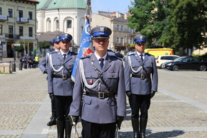 policjanci stojący przed katedrą