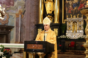 biskup odprawiający msze św.