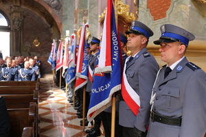 policjanci podczas mszy w katedrze