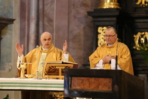 biskup i ksiądz podczas odprawiania mszy św.