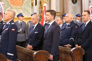 policjanci i posłowie podczas mszy w katedrze