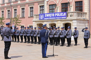 Komendant Główny Policji z dowódcą uroczystości wita się z pododdziałami