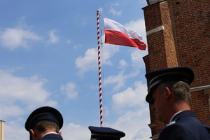 flaga Polski na maszcie