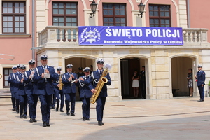 policjanci z policyjnej orkiestry