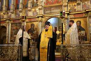 biskup prawosławny podczas odprawiania mszy w cerkwi