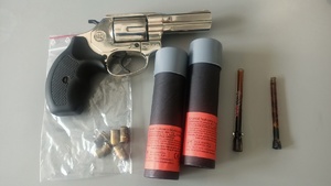 zabezpieczona broń i granaty hukowe