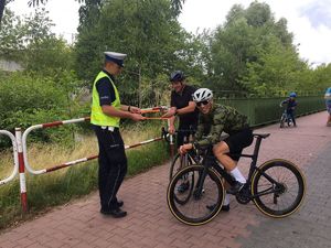 policjant i rowerzyści