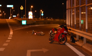 leżący rower i motocykl