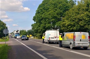policjanci badają trzeźwość kierujących